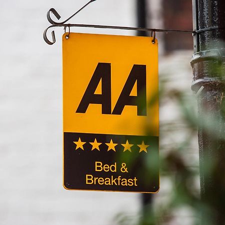 Darwin'S Townhouse Bed & Breakfast Shrewsbury Exterior photo AA sign