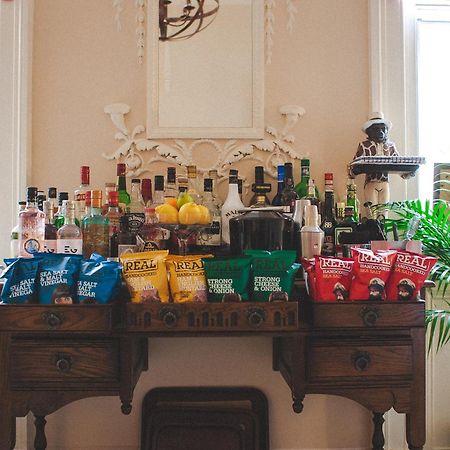 Darwin'S Townhouse Bed & Breakfast Shrewsbury Exterior photo A wet bar