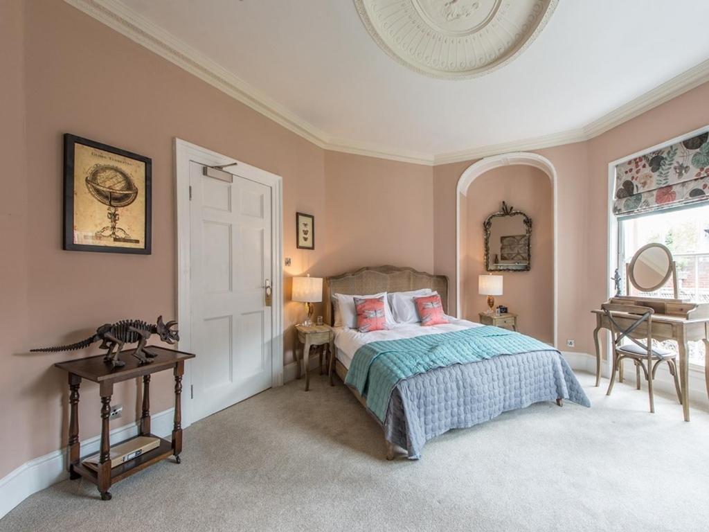 Darwin'S Townhouse Bed & Breakfast Shrewsbury Exterior photo The bedroom of the 18th-century house