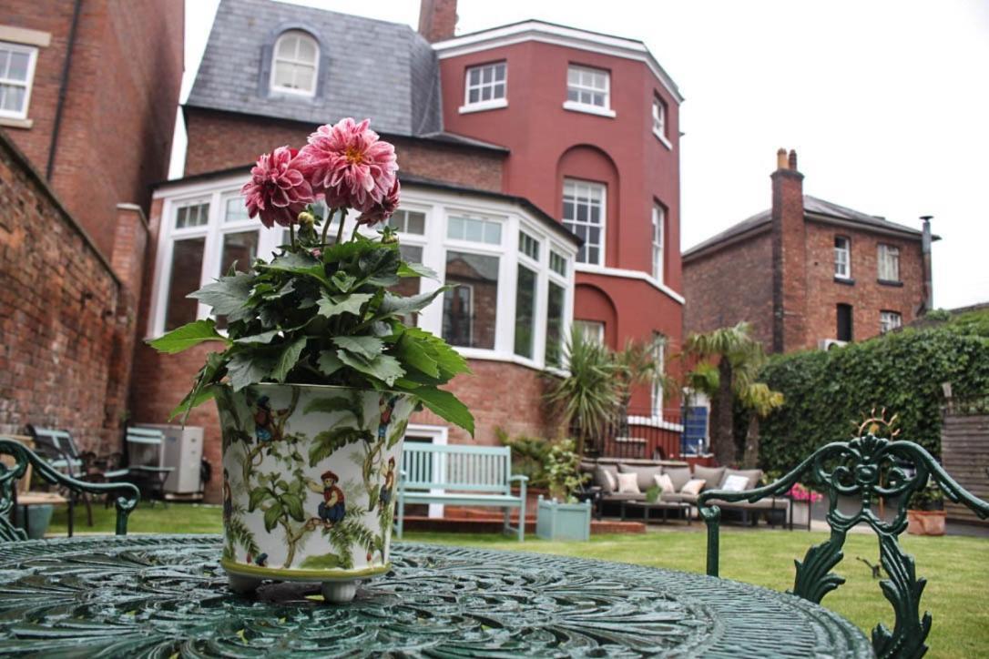 Darwin'S Townhouse Bed & Breakfast Shrewsbury Exterior photo The garden of the former school