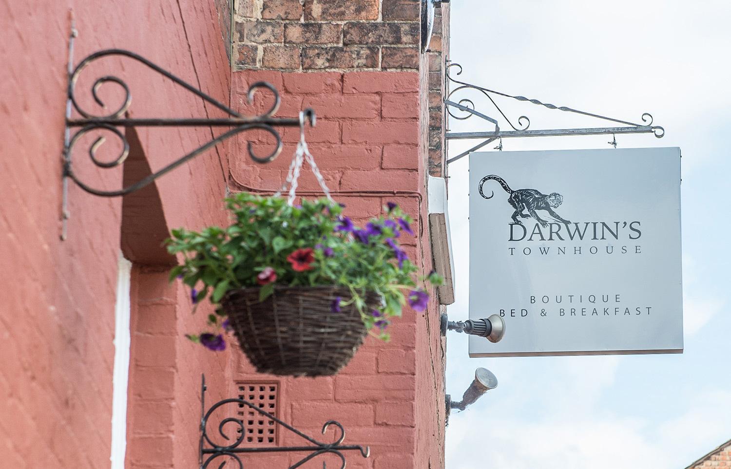 Darwin'S Townhouse Bed & Breakfast Shrewsbury Exterior photo The Darwin's Townhouse sign