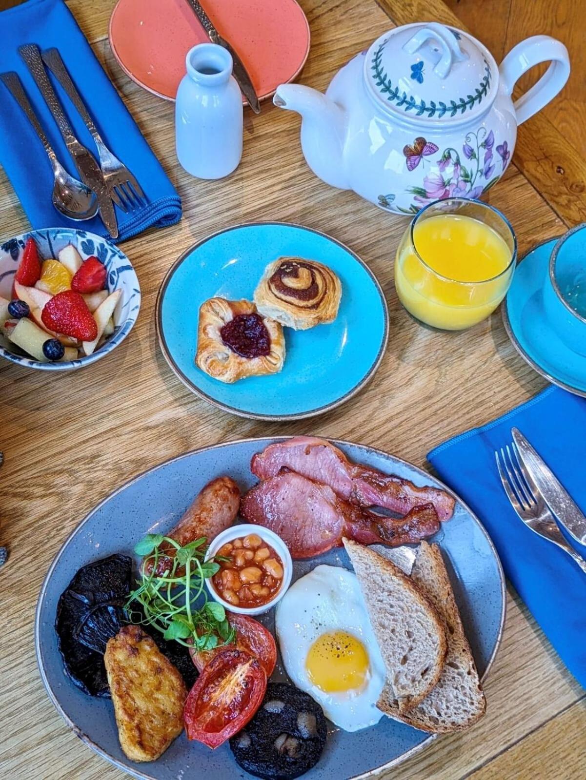 Darwin'S Townhouse Bed & Breakfast Shrewsbury Exterior photo A full English breakfast