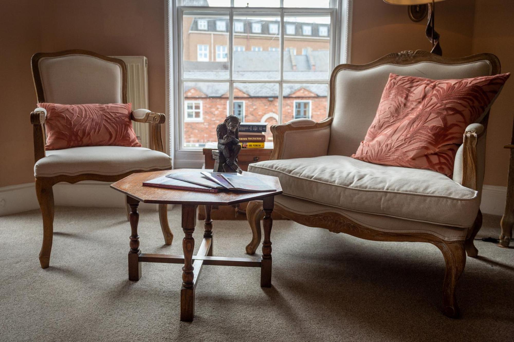 Darwin'S Townhouse Bed & Breakfast Shrewsbury Room photo The interior of the Old Bank House