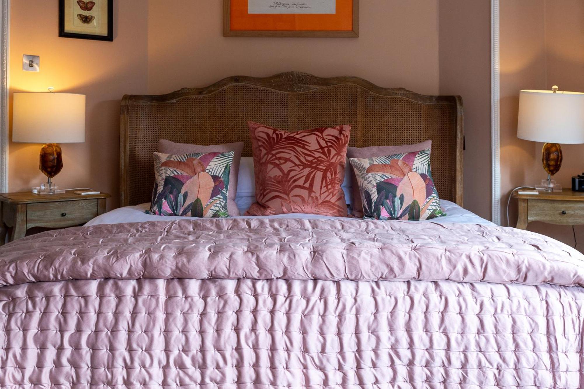 Darwin'S Townhouse Bed & Breakfast Shrewsbury Room photo A bed with a duvet