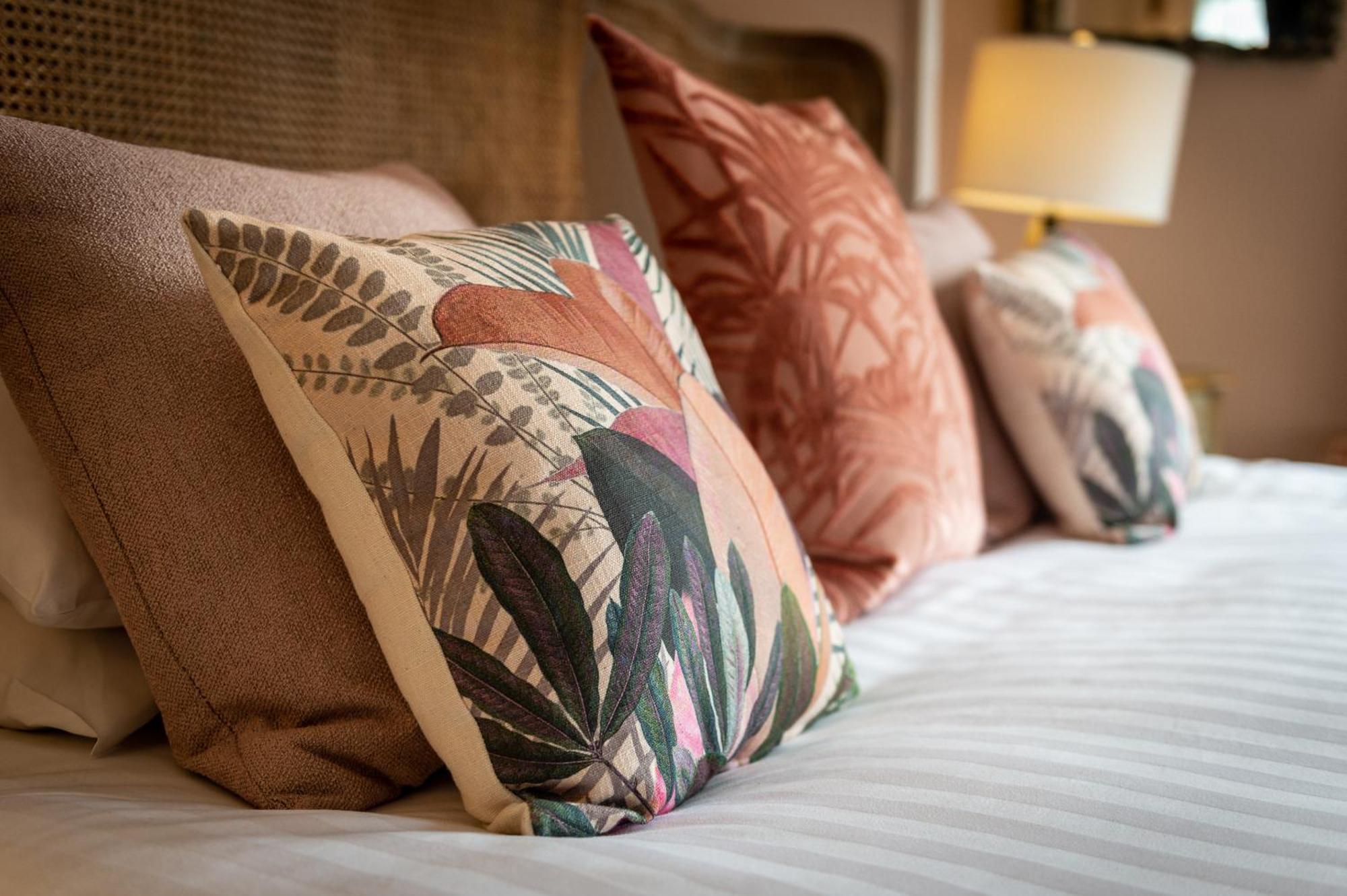 Darwin'S Townhouse Bed & Breakfast Shrewsbury Room photo Cushions on a bed